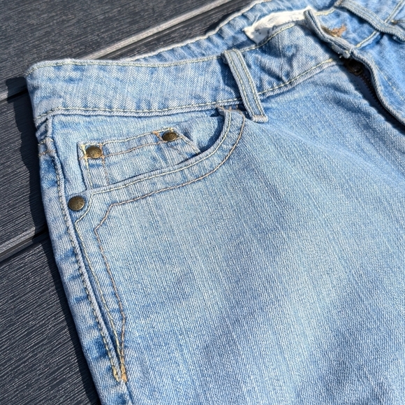 Classic Levi’s Strauss Low Rise Jean Shorts - Picture 2 of 10